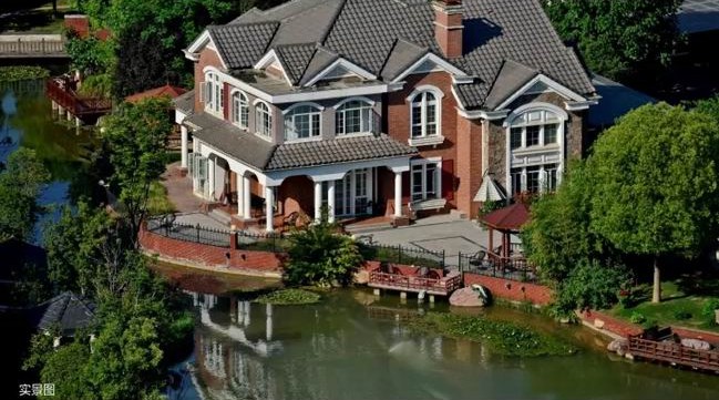 一湖潋天地，，，，，一墅悦人生